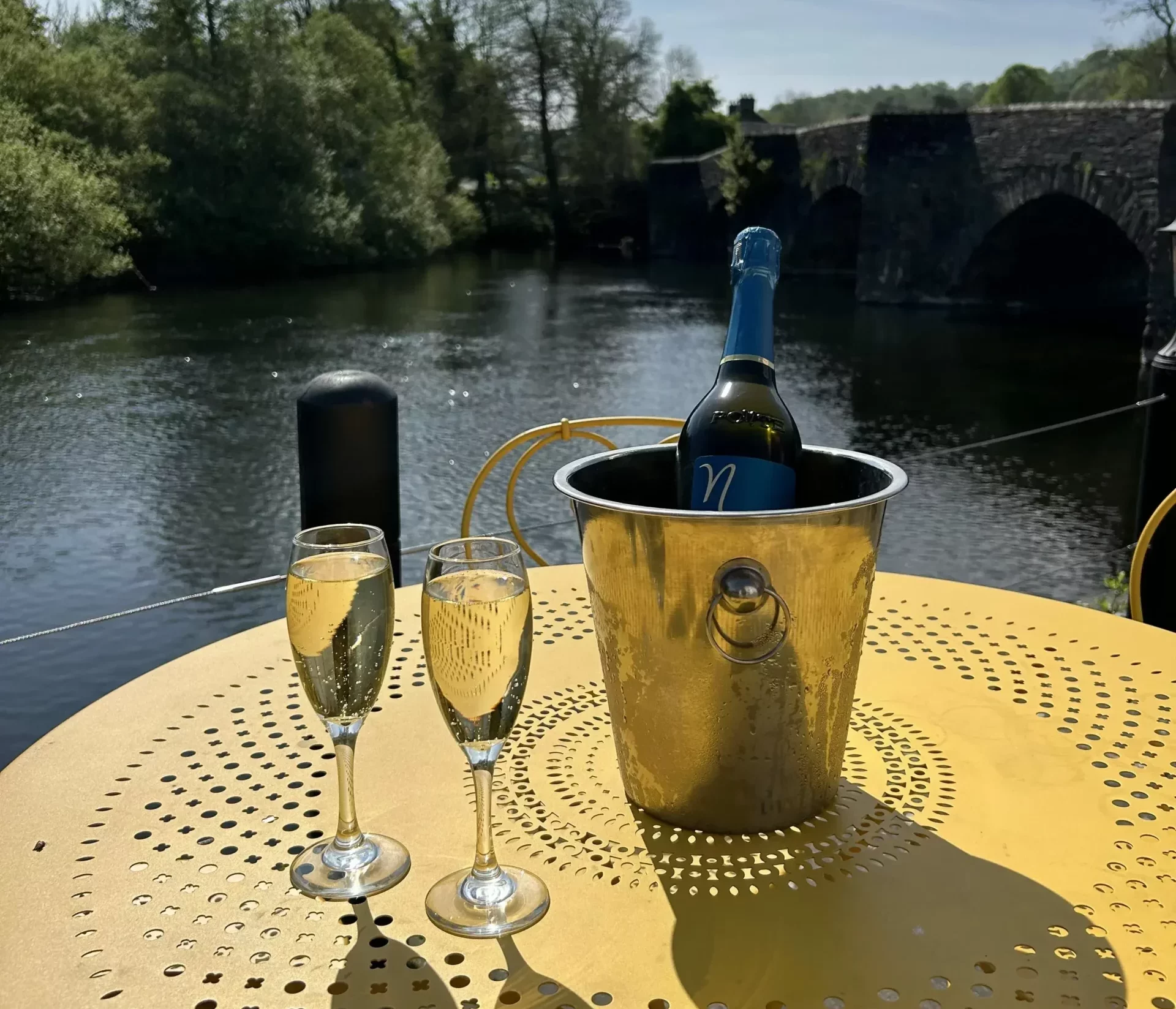outdoor-dining-at-the-swan