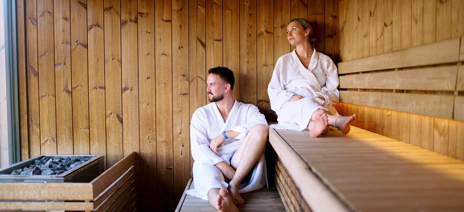 Couple-enjoy-swan-spa