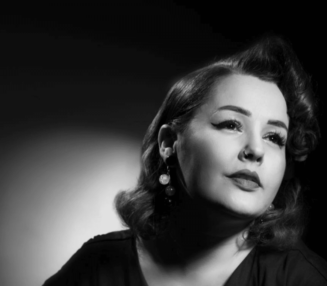 Becki-Fishwick-singer-at-swan